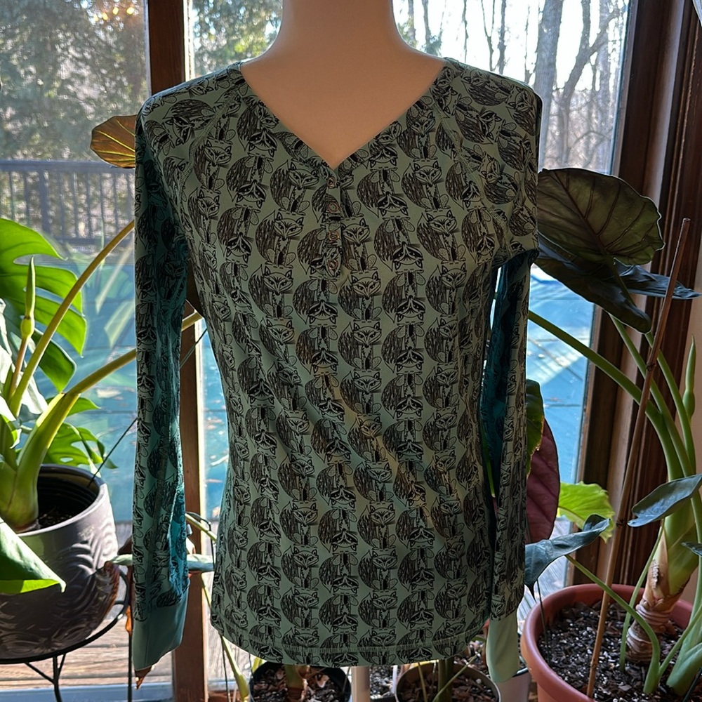 Adorable the north face women’s size small button Henley base layer shirt